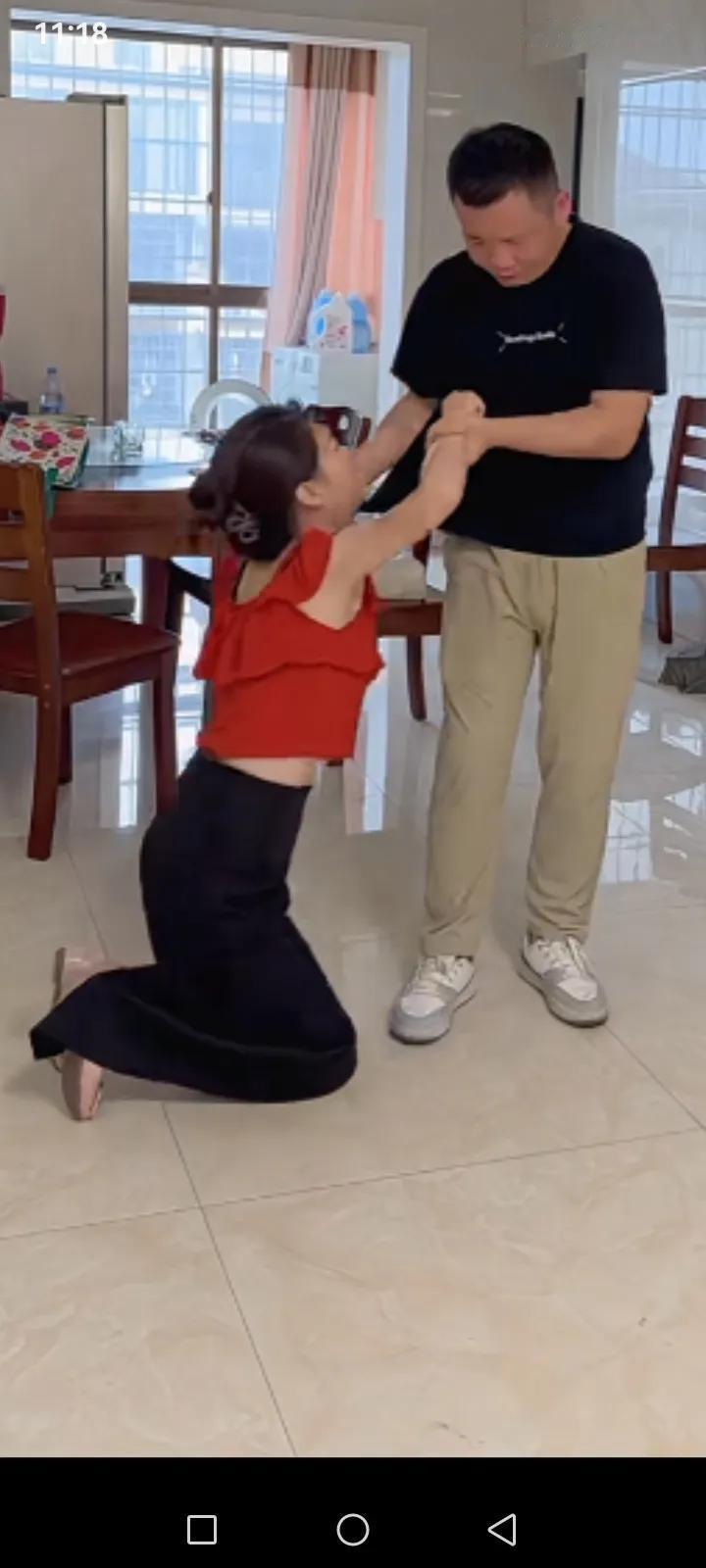傻眼了吧！
 
    妻子跟男同学聚会一夜未归，

    电话关机微信不回，