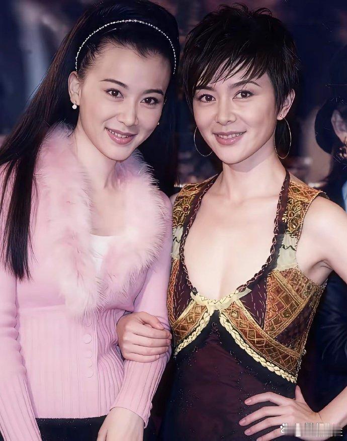 萧蔷真不愧是台湾第一美女和香港的第一美女关之琳、李嘉欣、王祖贤合影也毫无压力的 
