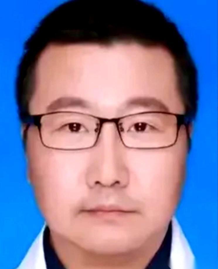 女儿想要一双180块的轮滑鞋，他犹豫了整整三天，最后还是没买。
转身，他却能眼睛