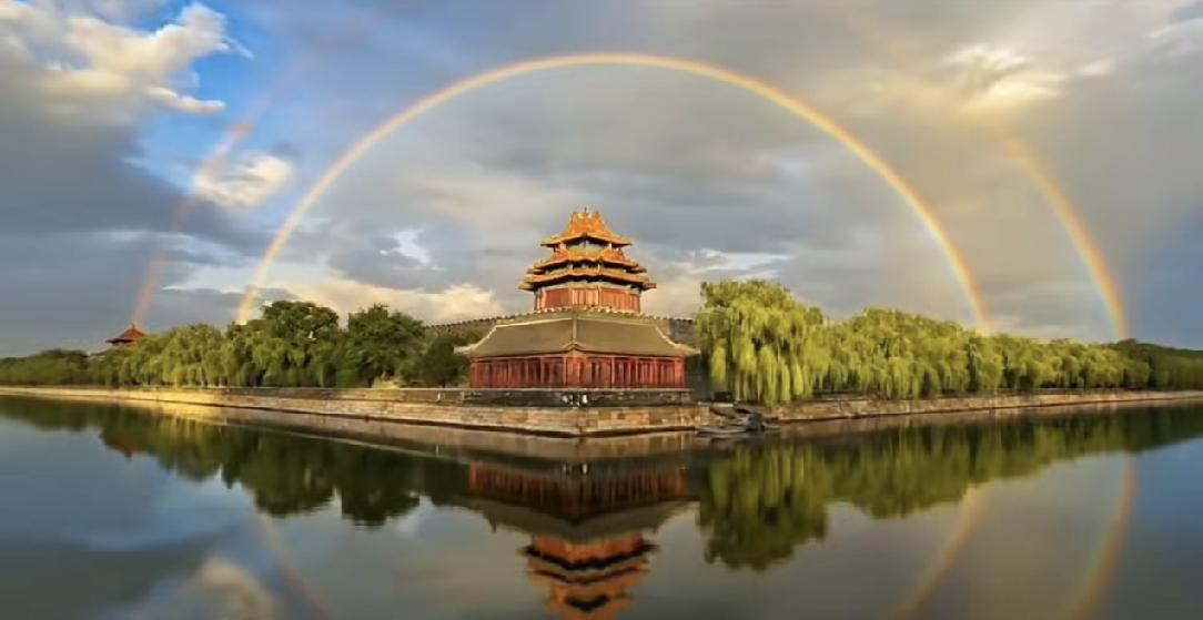 浅谈旅游
许多人都喜欢旅游，看看大千世界不一样的景色和人土风情，这固然很好，当他