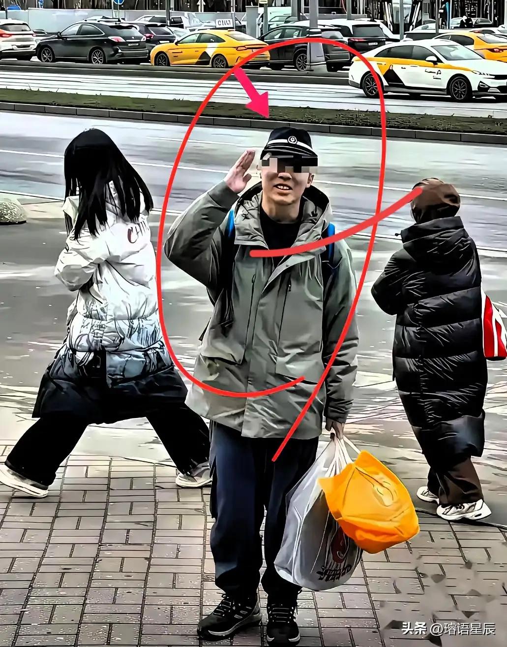 陈某的三张照片戳穿胡锡进的“中邪说”
 
莫斯科大学中国留学生陈某在课堂身披旭日