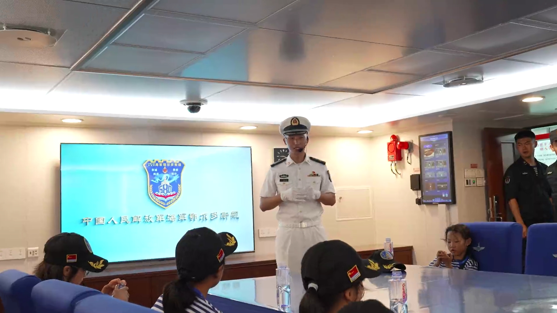海娃们参观“馒头炮”054A鄂尔多斯舰烽火问鼎计划中国海军