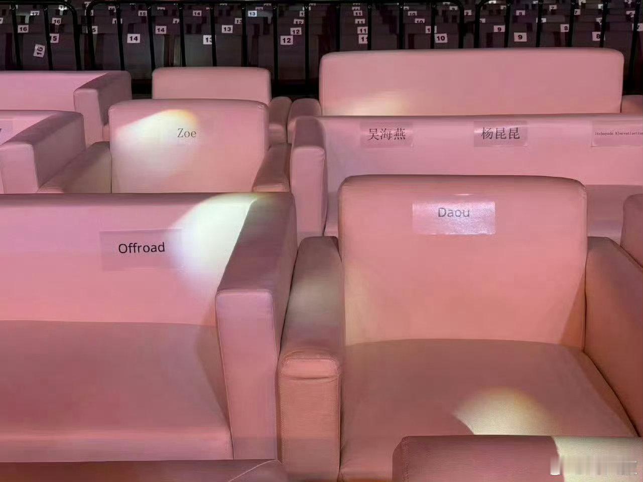 这座位安排一看就很懂大家想交流的心情，不会太拘谨也不会乱糟糟，不错不错文化交流之