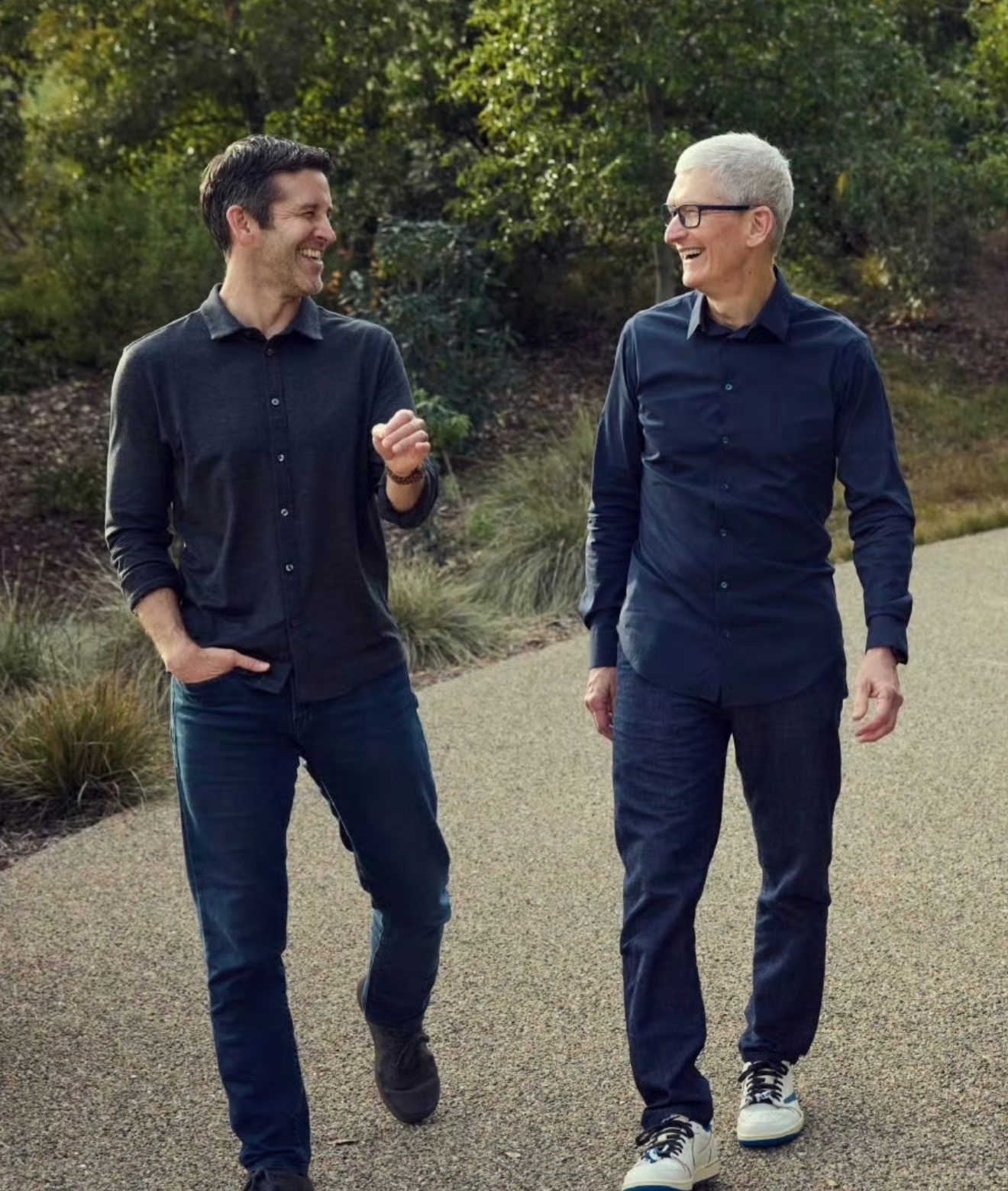 库克不再担任苹果CEO说实话库克的贡献不亚于乔布斯，有多少人的青春都是 iPho