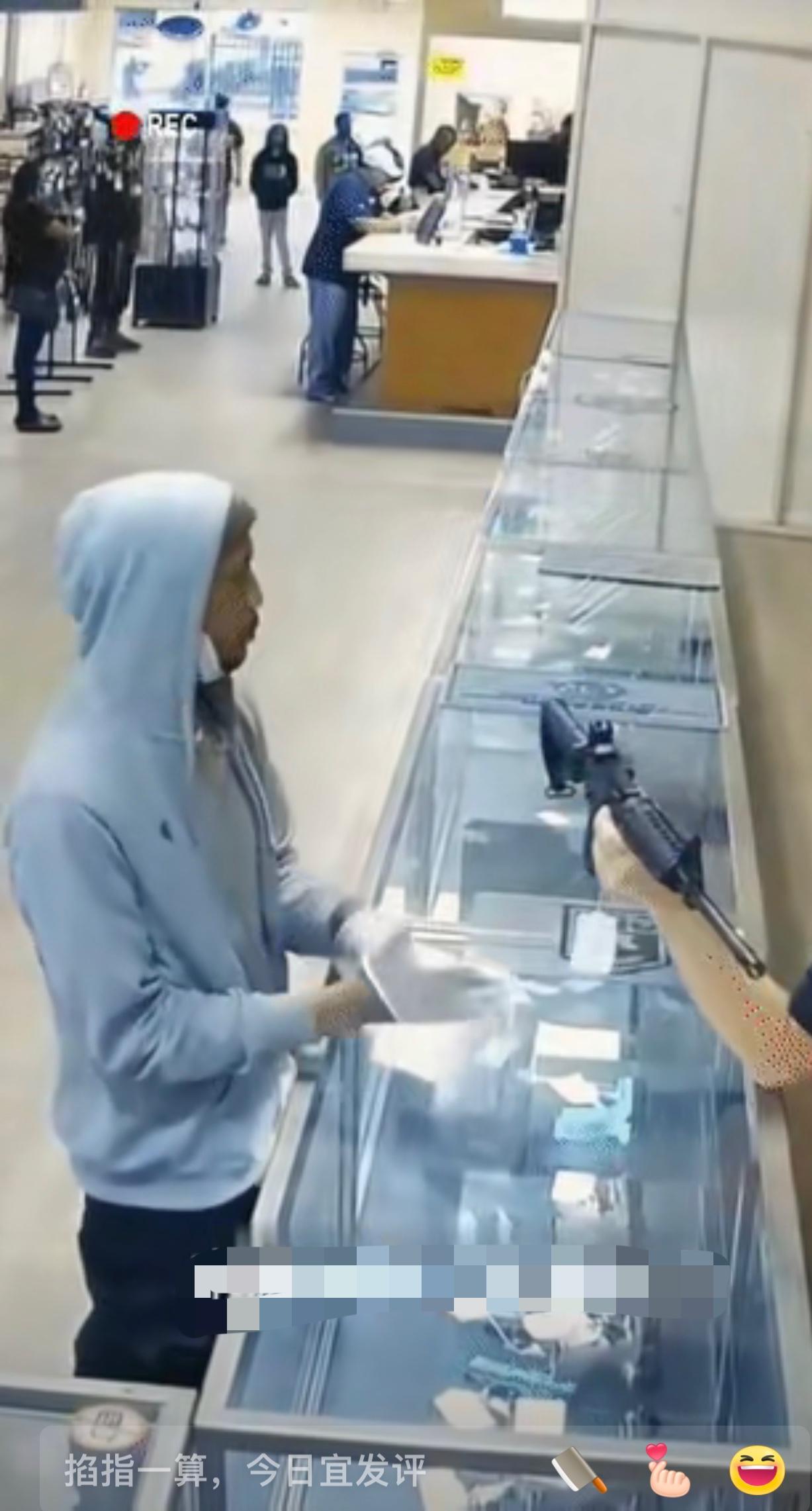 美国这持枪闹剧又出新活！

一黑人小哥在枪店买枪，套路玩得那叫一个溜——先挑半自