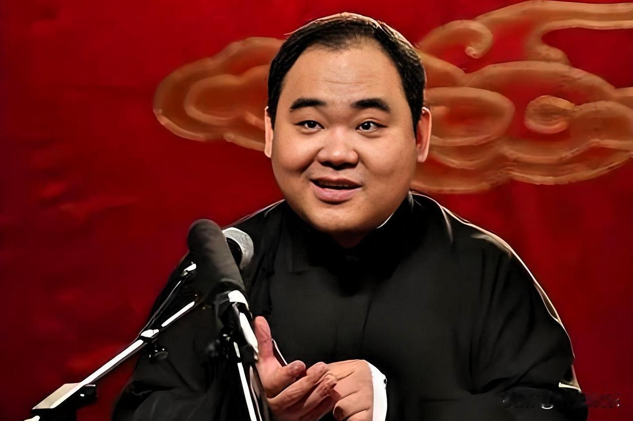 侯震对德云社的正统性而言至关重要，他就像是德云社的一块“金字招牌”，从多个层面为