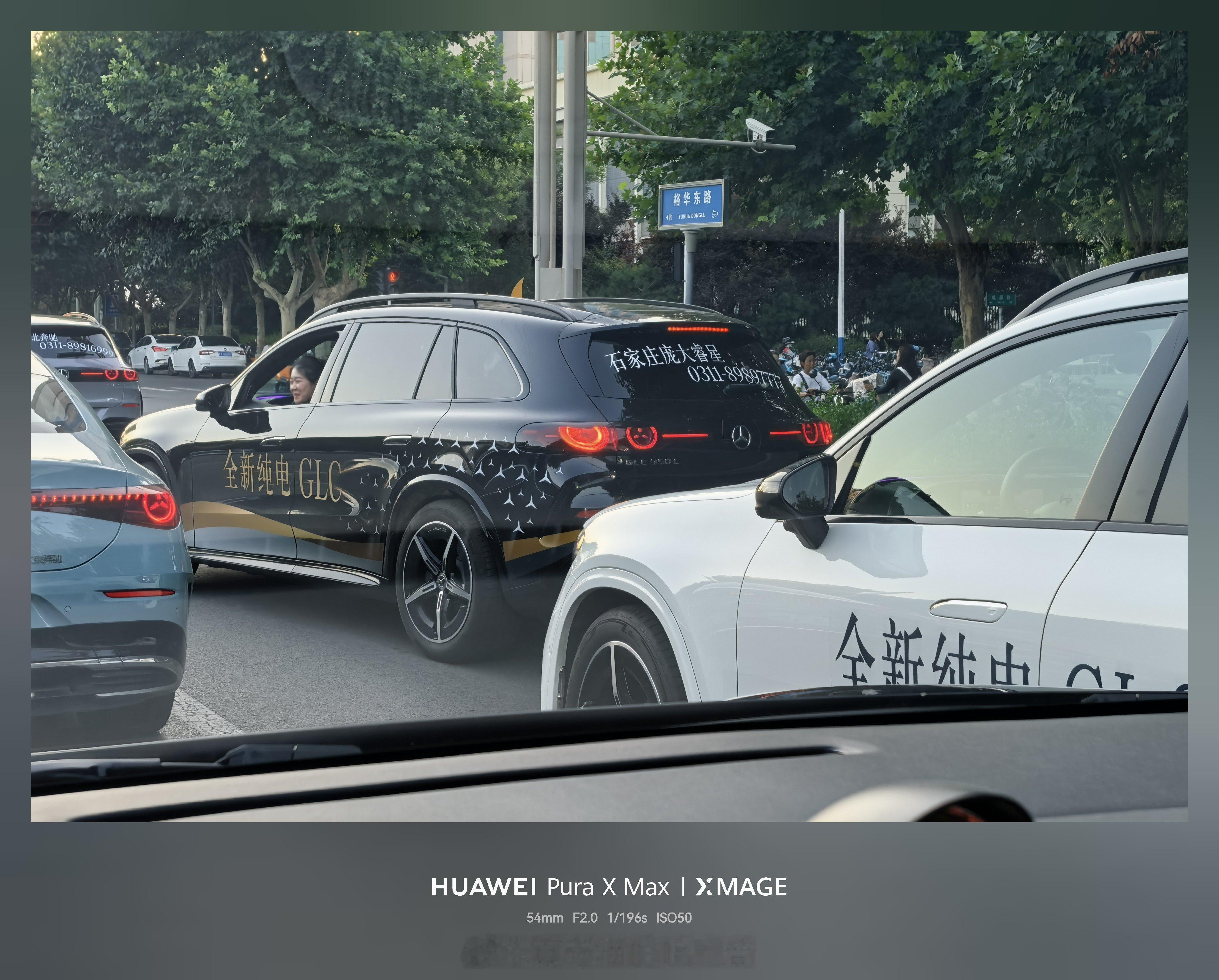路上看到三辆奔驰纯电GLC，现在这种形式的广告还有人注意吗？ 