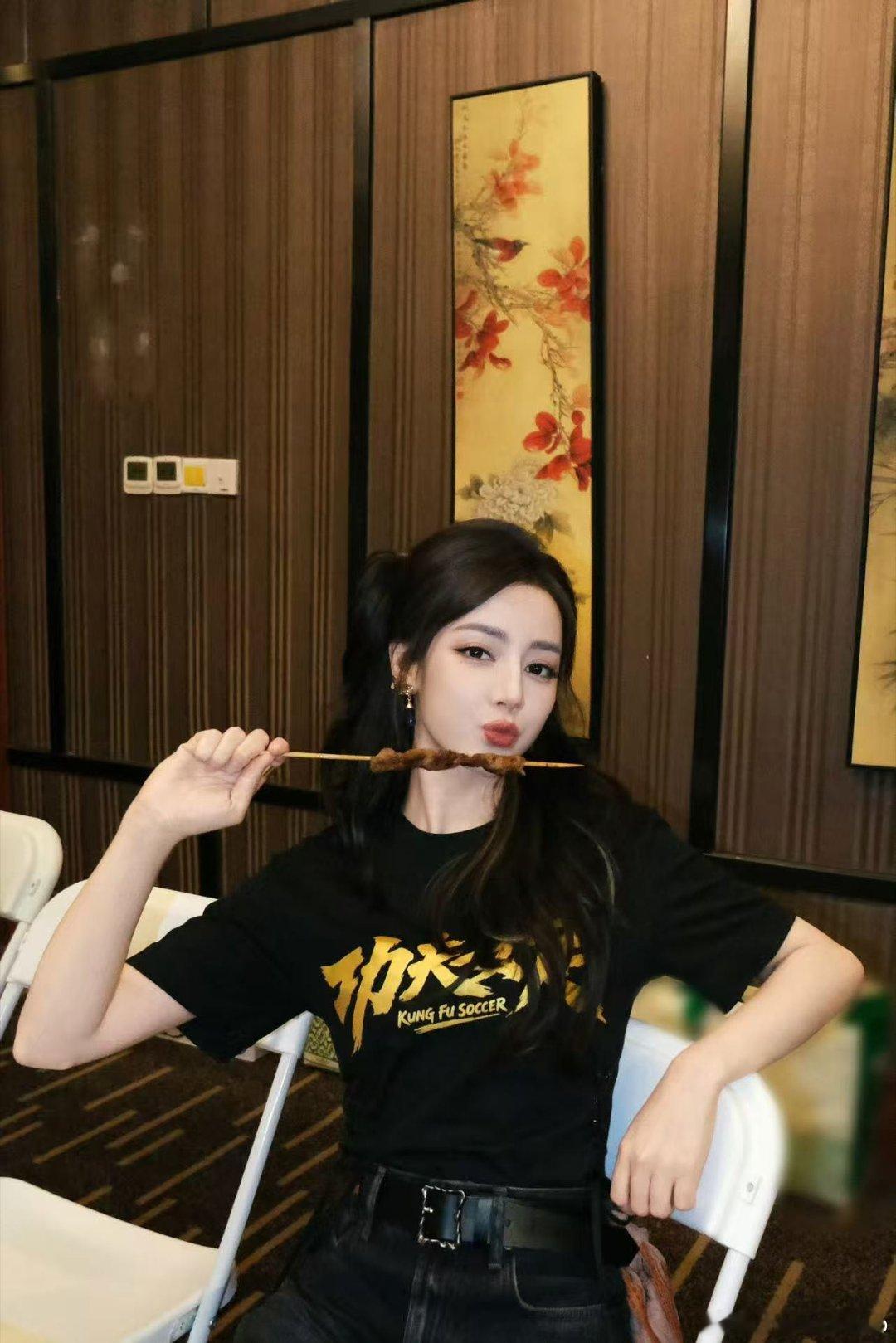 迪丽热巴吃烤串热巴撸烤串这段名场面感染力超强，直接点燃烧烤DNA，当下就想奔赴美
