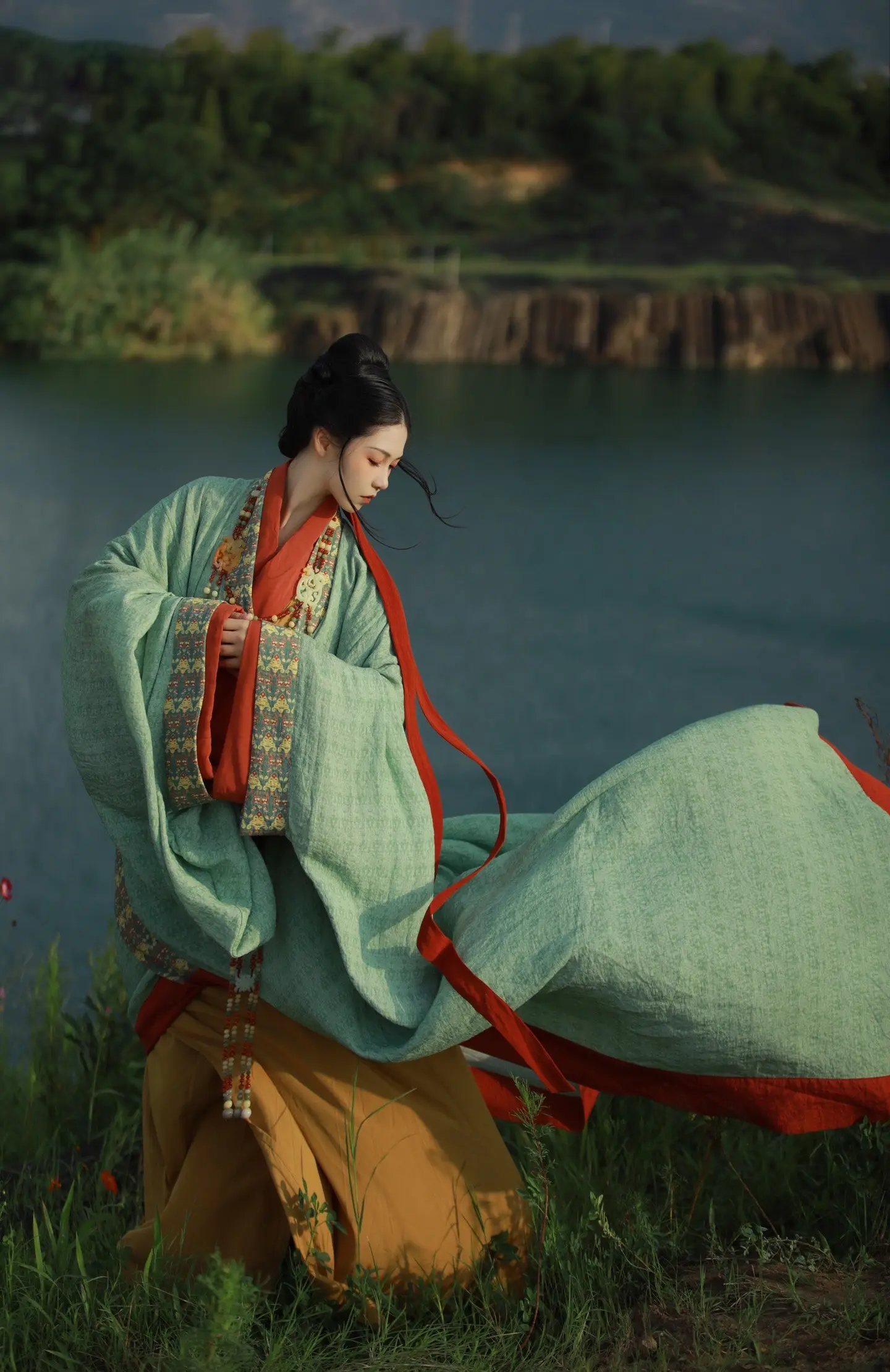 云山乱 晓山青。