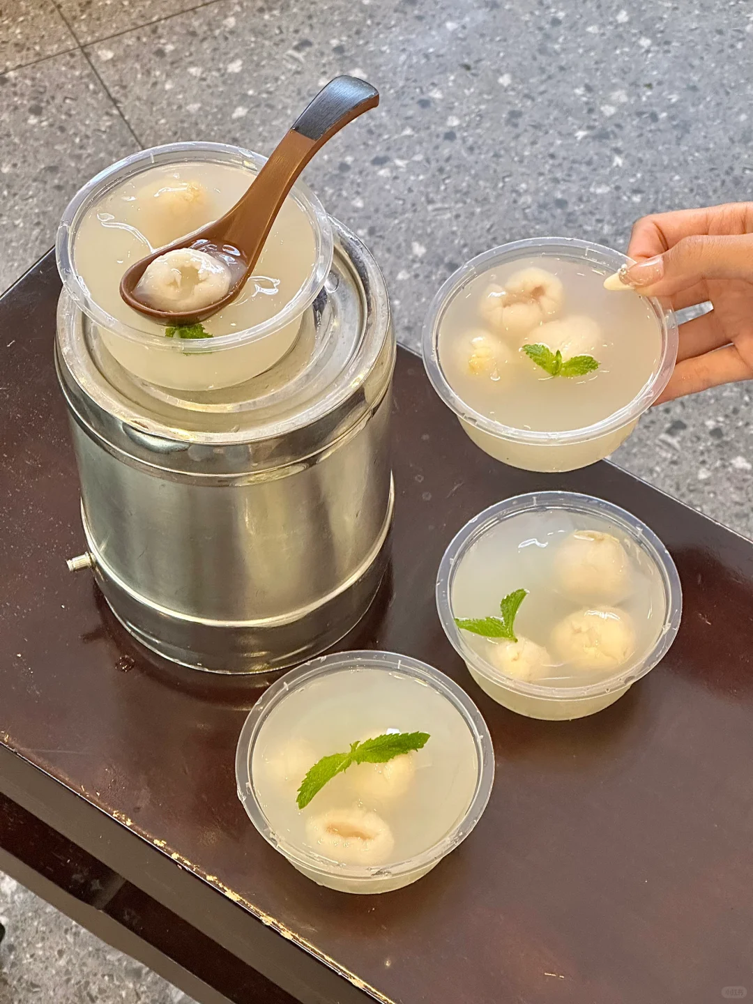 上海坠好吃的荔枝冰粉！连炫三碗！！