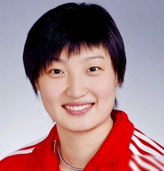 爱笑的杨昊，正式出任中国女排教练。这是一位球技精，打比赛善配合的人，如今回到国家