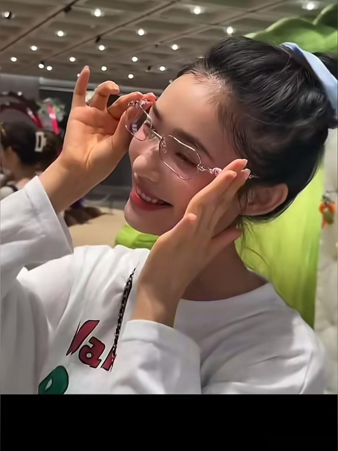林允瘦到认不出一边跟粉丝说“女孩胖一点真的好”，一边把自己饿到88斤，林允这反差
