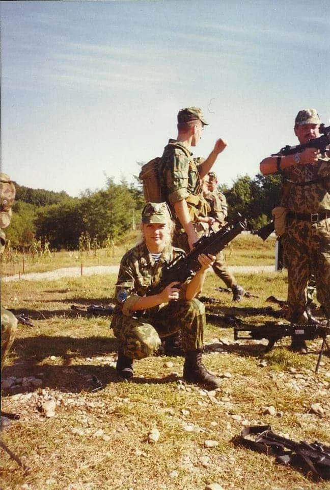 俄罗斯女兵与缴获格鲁吉亚的美国大毒蛇突击步枪