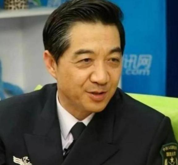 特朗普刚当上总统那年，局座张召忠曾幽默地说过一句：“要是他能连任两届，美国这老大