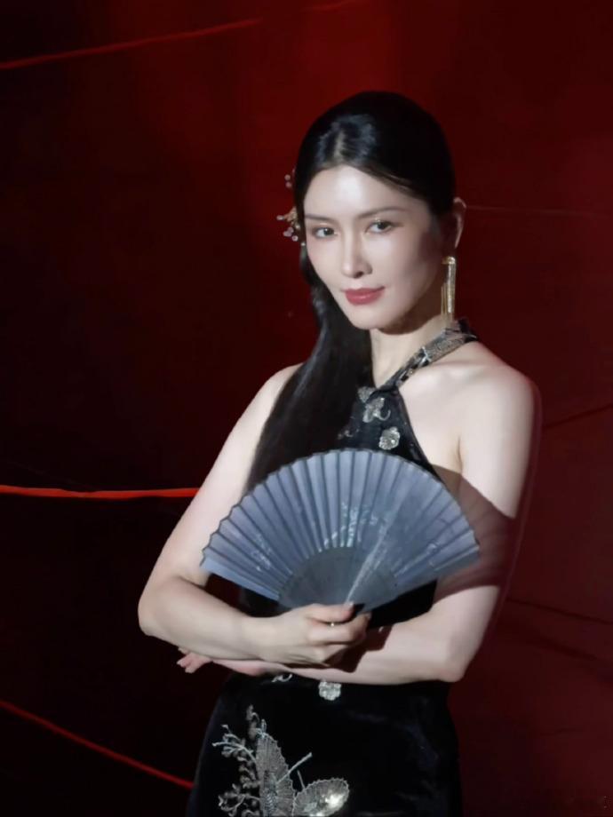 徐洁儿红线硬控我徐洁儿旗袍缠红线舞台红线细节巧妙塑造独有角色氛围感