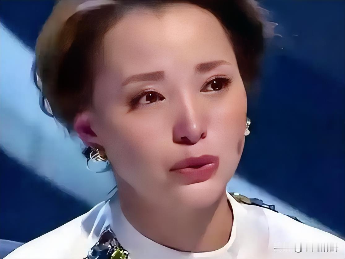 董卿：“我们睡过同一张床，喝过同一杯水，吃过同一碗饭，牵过彼此的手，搂过彼此的腰