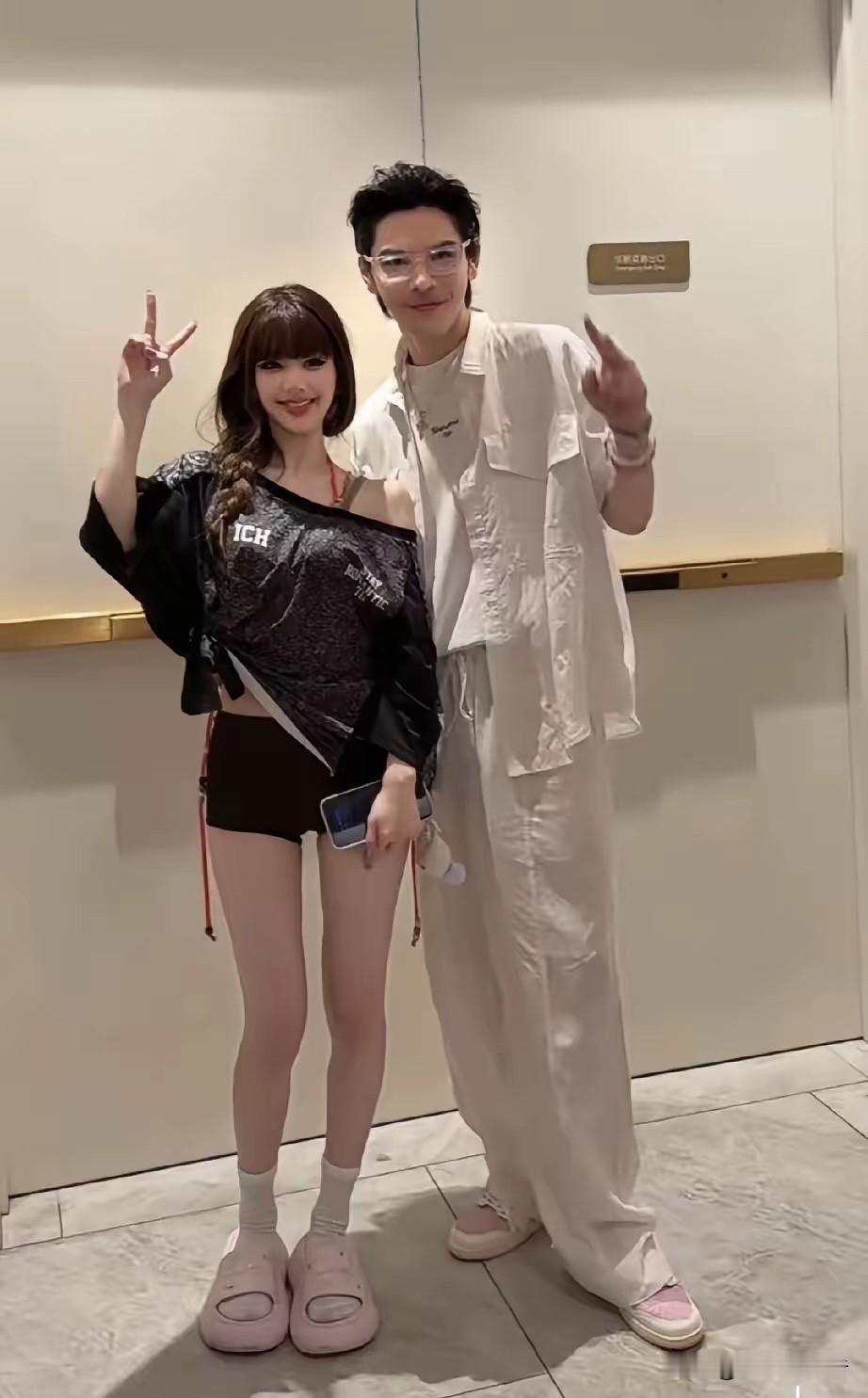 向佐与赵露思近照，他的风格改变了很多。
7月11日，向佐看赵露思澳门演唱会，两人
