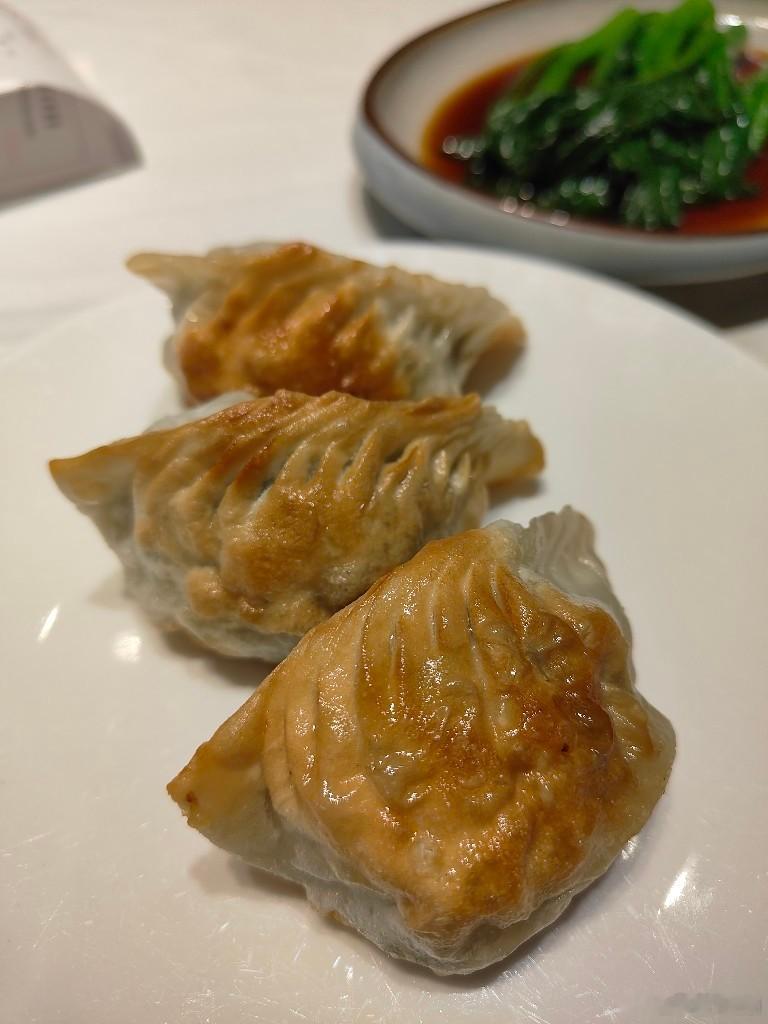 回京后第一次叹早茶，万龙洲的早茶点心自助。10点半刚开门我进入时已经一半位置都有