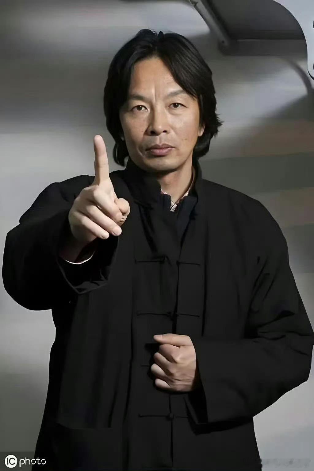 00后班主任帮学生追星刘震云 终于懂大家羡慕融洽师生情的原因，这位00后班主任读