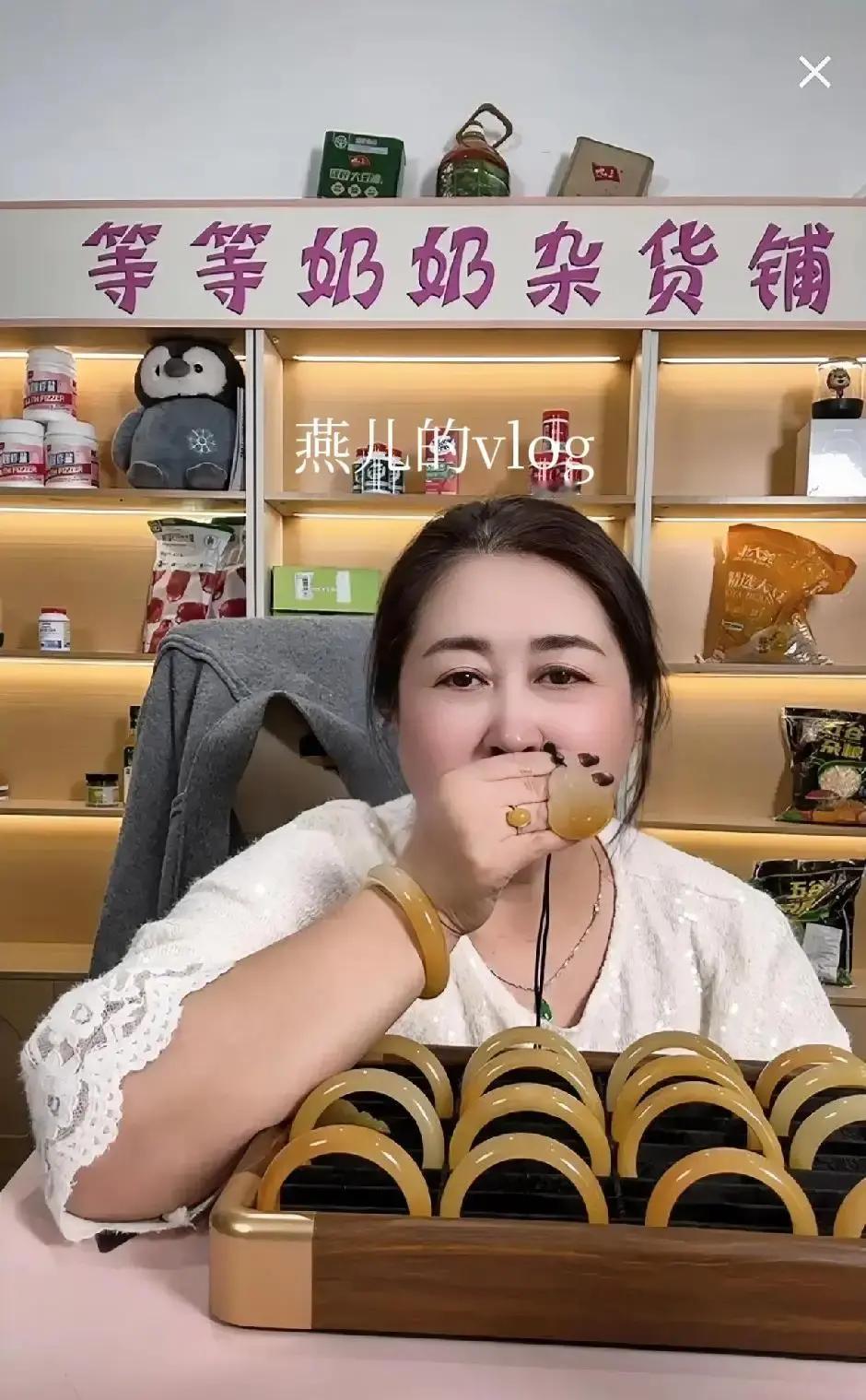 辛妈一句“爱绿就绿”砸碎9块9手镯，一晚干出500万。没剧本、不卖萌，粉丝直接叫