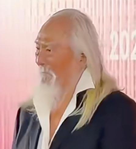 2026年9月，90岁的王德顺亮相中国国际时装周闭幕式，再次引发关注。与2015
