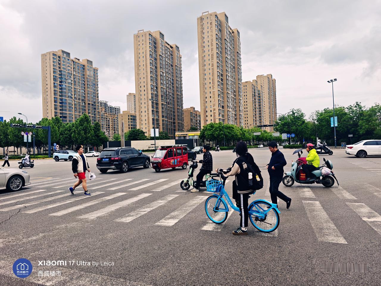 你看这路口多危险，没有红绿灯，晚上不敢想象。而且是七八个路口没有红绿灯。沣西新城