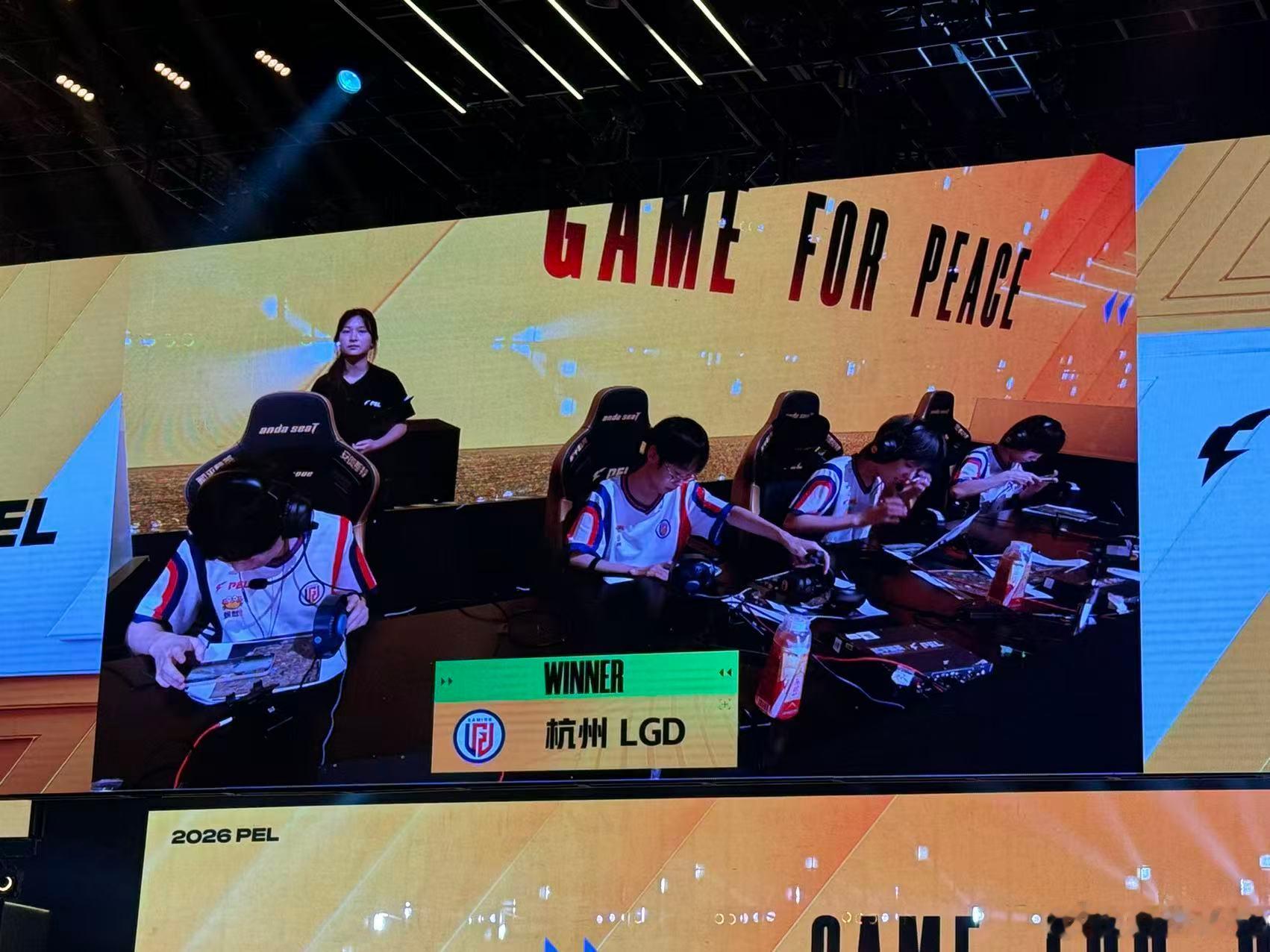 LGD吃鸡开赛点猫猫斩获单局MVP，LGD拿下关键吃鸡开启赛点！成功解锁夺冠资格