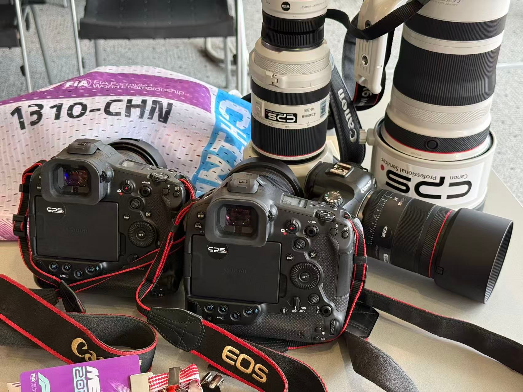 F1直道超车瞬间，现场都是佳能大炮组咔咔快门声音，EOS R1追焦稳到离谱！CP