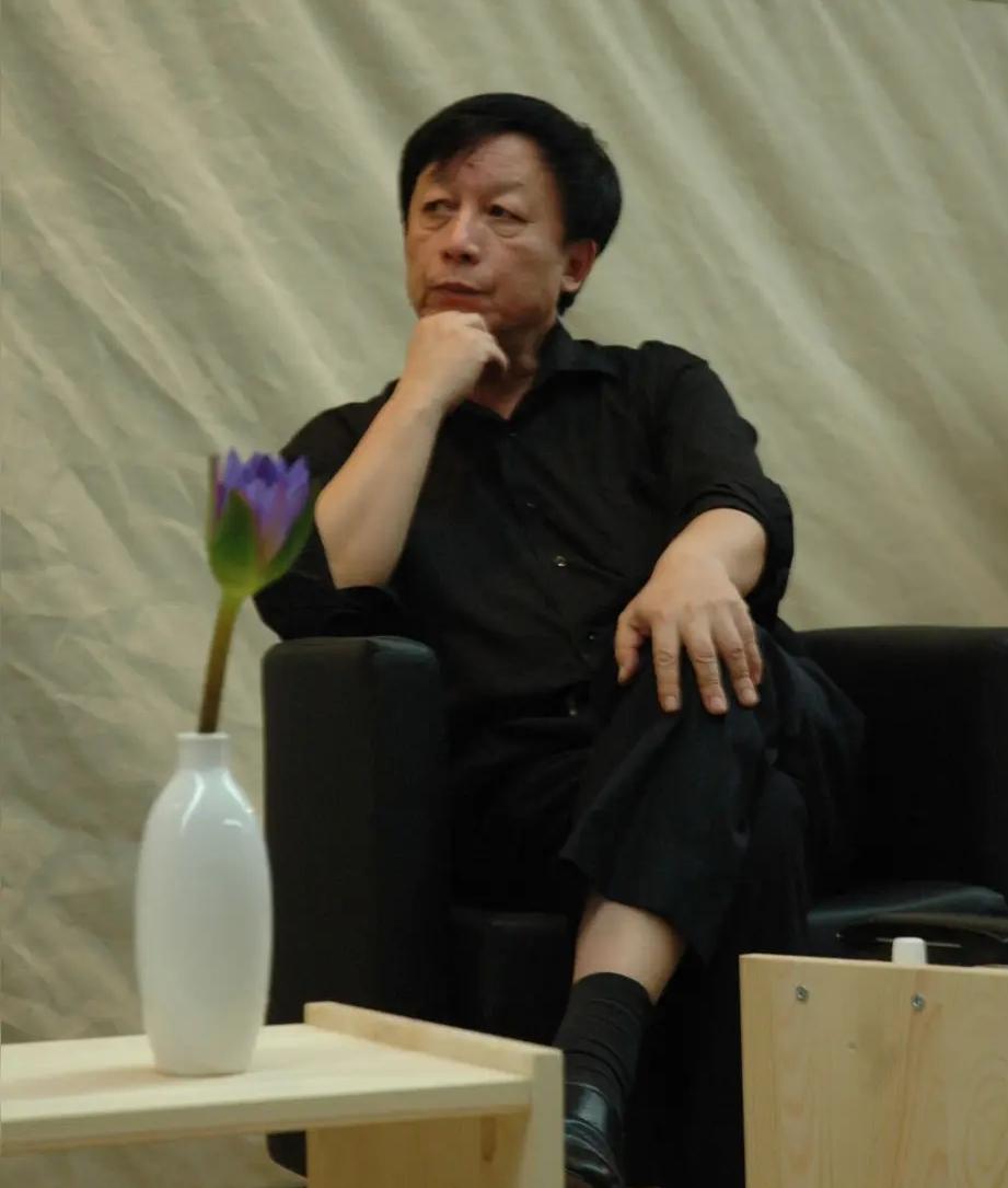 易中天的意图得逞！

易中天从未见过日本作家东野的！中天只是读过东野的几本书。也