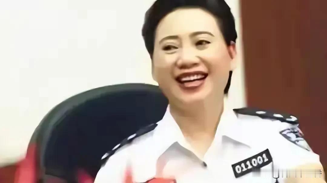 陈光明的故事太令人唏嘘了。她出身警察家庭，16岁支边当护士8年，返城后在公安后勤