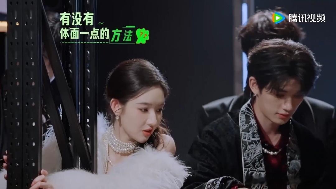 刘宇宁190缩成一团刘宇宁敬业程度开始推理吧 趴着的他，像一座小山。货架在他身边