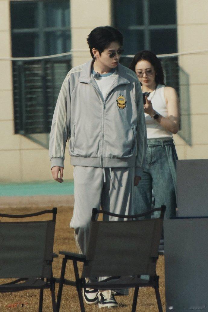 魏大勋扛铁裤衩像在走秀 综艺秒变秀场，魏大勋这气场绝了别人扛铁裤衩是狼狈，魏大勋