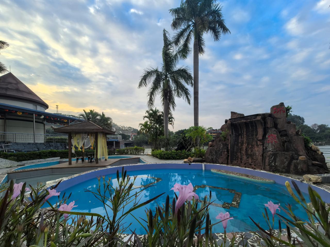 稀有氡温泉，好泡不贵，广州北百公里，清远佛冈汤塘镇黄花湖畔，白云温泉度假山庄。汤