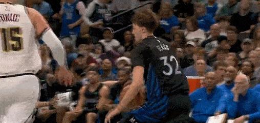 状元之才！弗拉格上演炸裂隔扣！
在今天NBA常规赛独行侠对阵掘金的第三节比赛中，