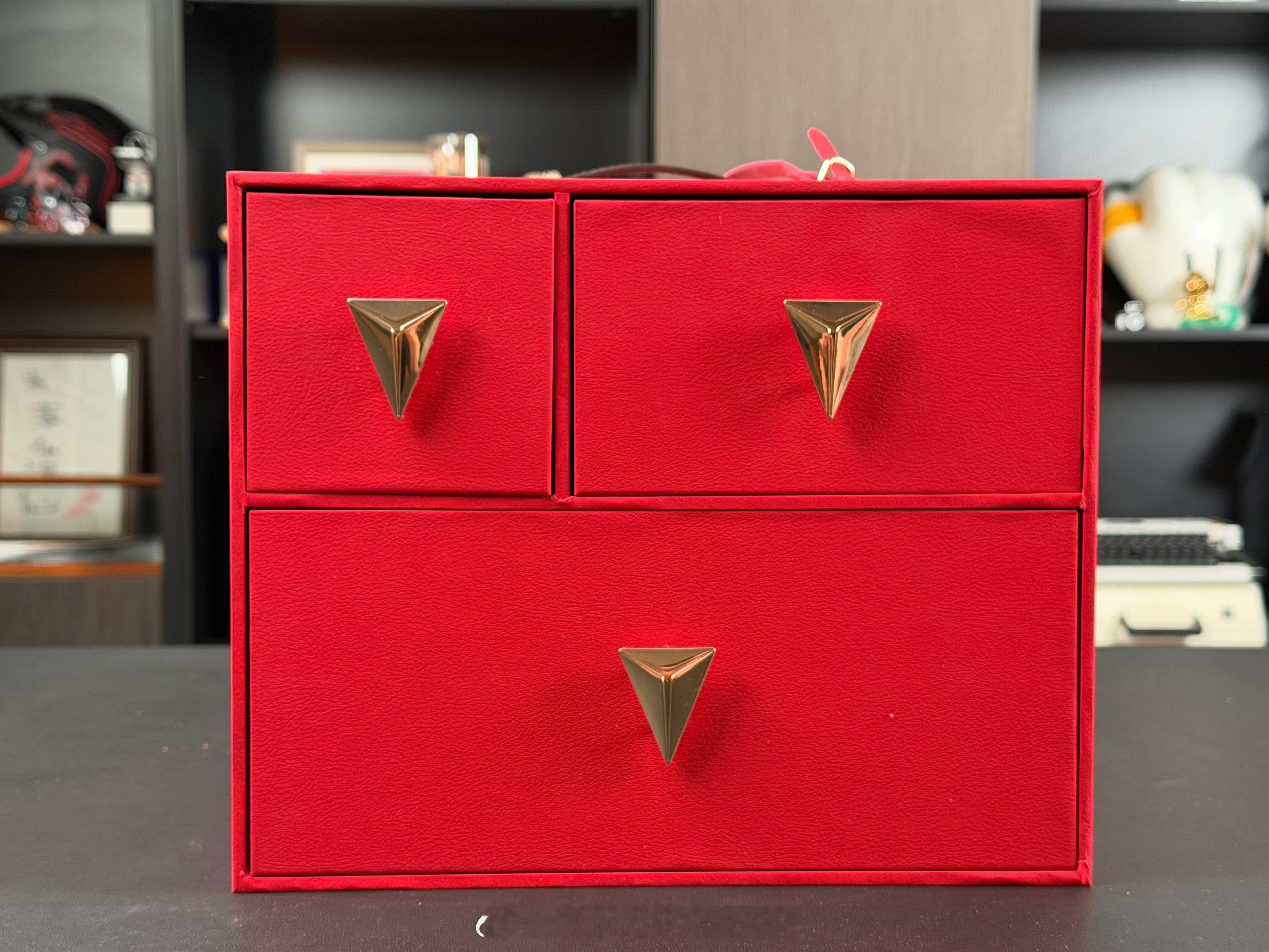 感谢的马年新年礼盒，2026再创佳绩！看到的签名太亲切