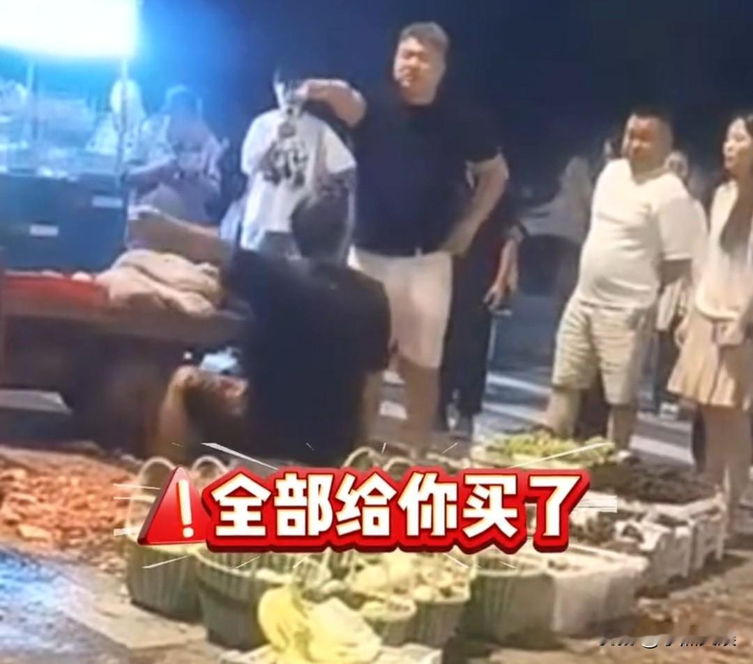 这简直就是恶霸！
不仅拿西瓜砸人家的头，事后还要别人给他道歉。

7月28日浙江
