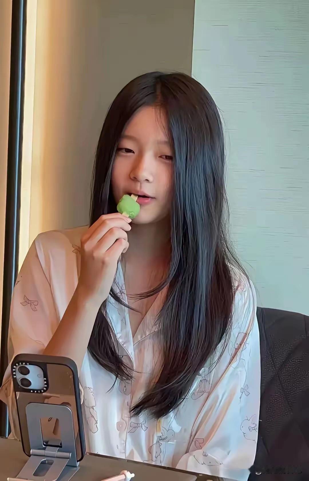 小玥儿的正面照终于曝光了，跟小霖霖一模一样，看来她也是长的没有妈妈好看。

感觉