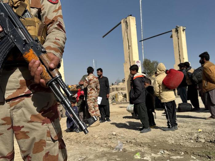 突发！巴基斯坦直接轰炸喀布尔！，两国已进入公开战争。中东再添一把大火，巴基斯坦用