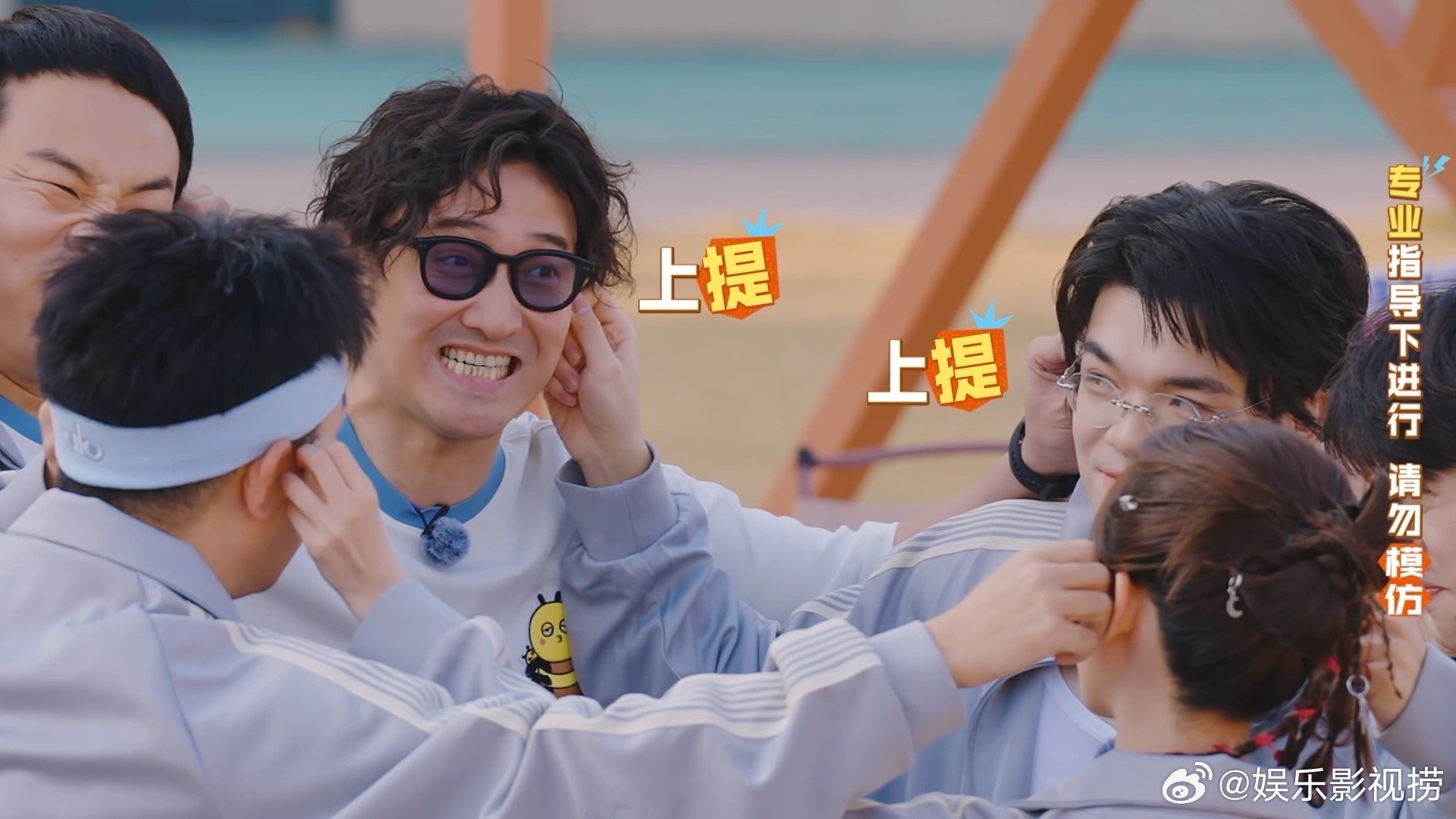 王传君把徐志胜一撮毛扯下来了周五晚高疯 徐志胜和杨迪互相揪着鬓角较劲，两人都以为