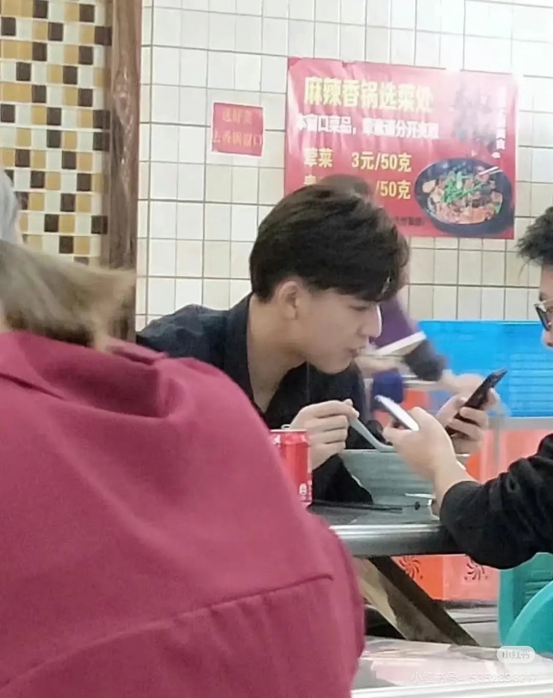 张凌赫这会好青涩 和现在比变化大吗 