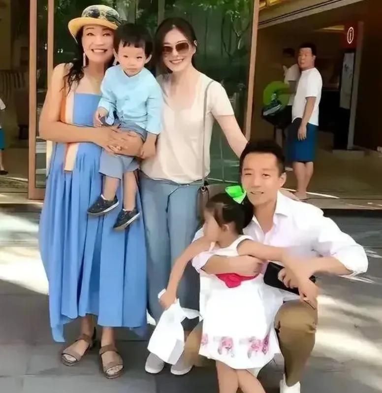 徐家迅速放弃大S两个孩子的抚养权，背后另有隐情。

表面上，他们声称外婆年迈体弱