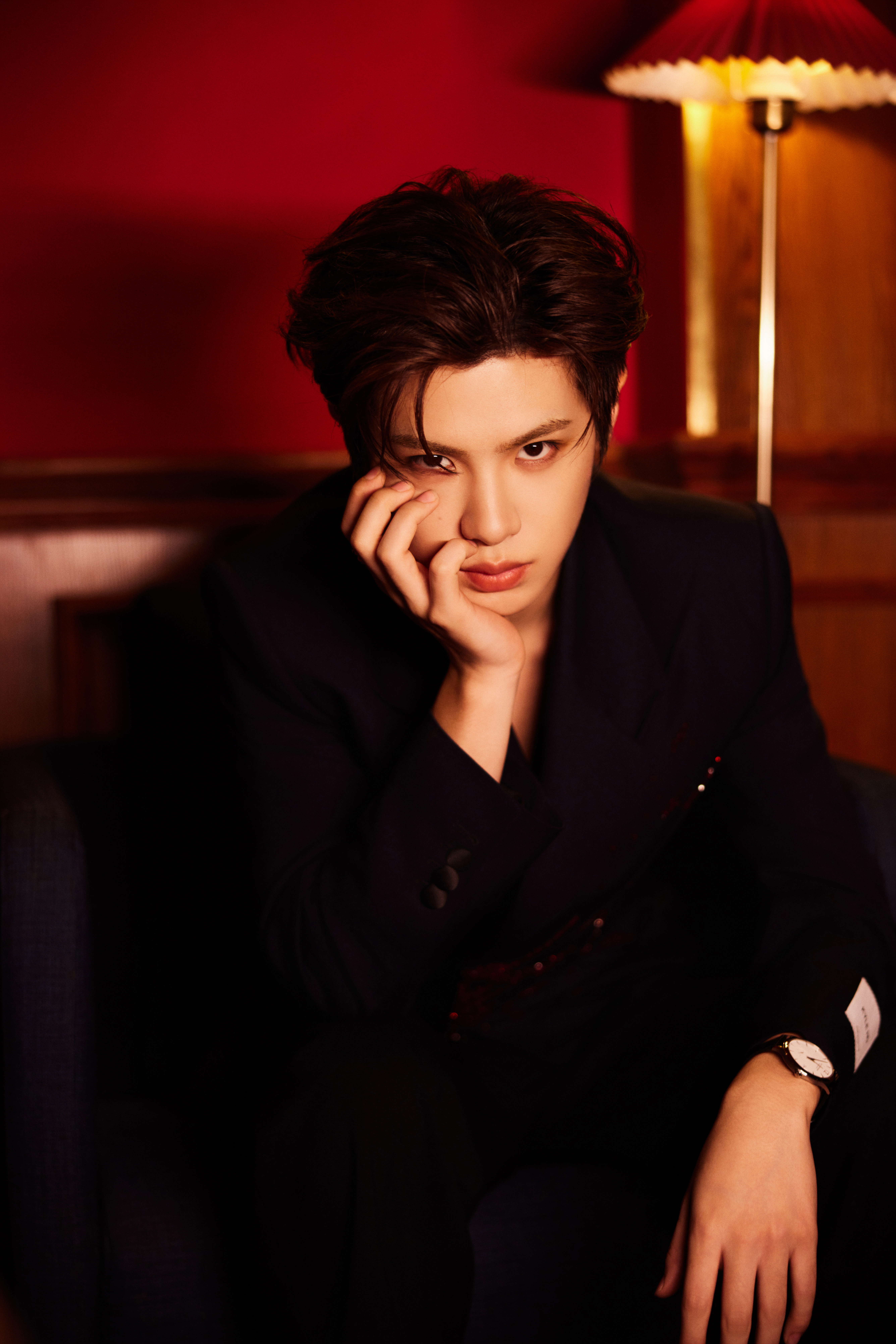 黄明昊今日出席中国电影大数据荣誉之夜造型图集，身着一袭KYLE HO水晶刺绣西服