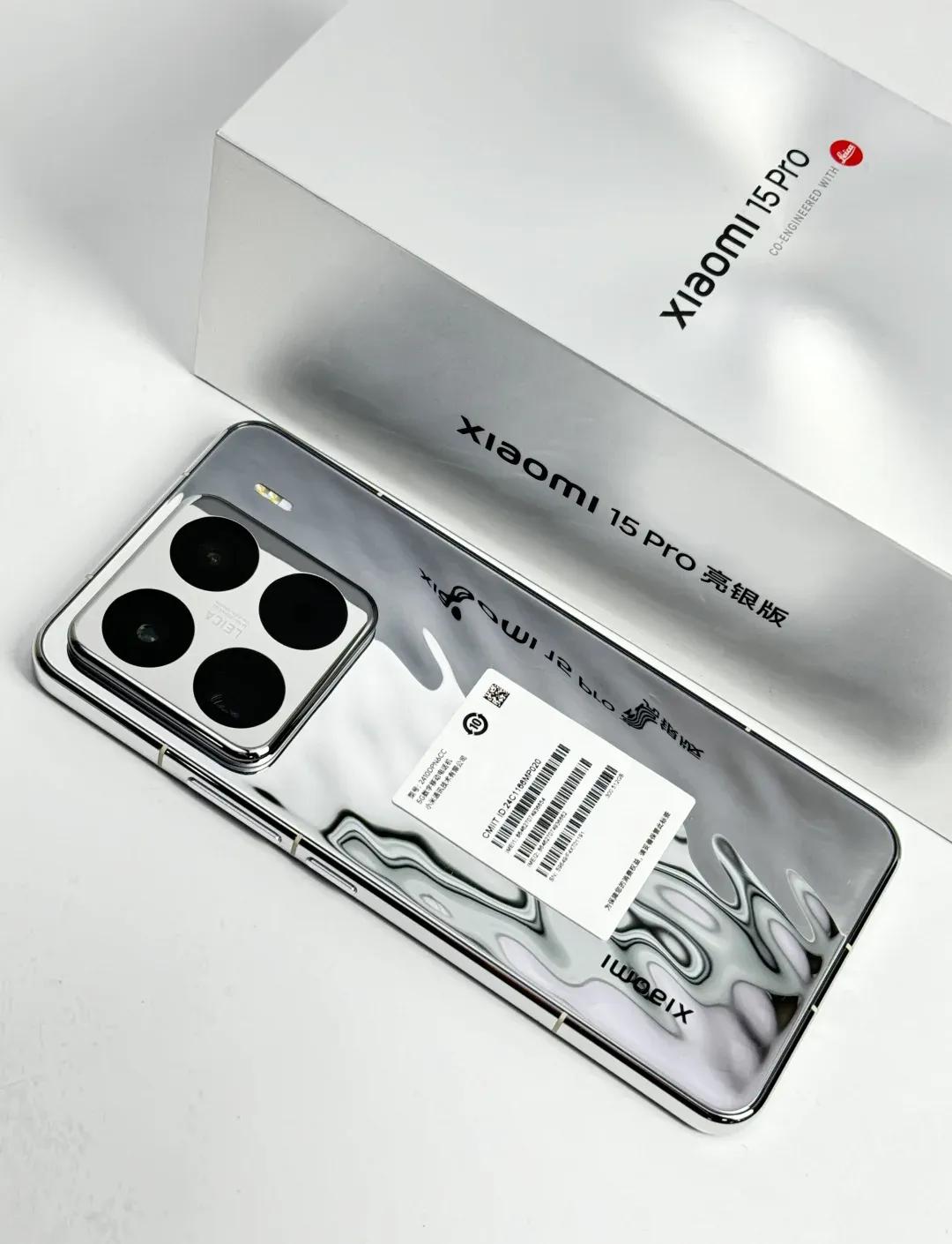 小米15 Pro亮银版跟华为Mate70 Pro+金丝银锦对比，你觉得哪个更好看