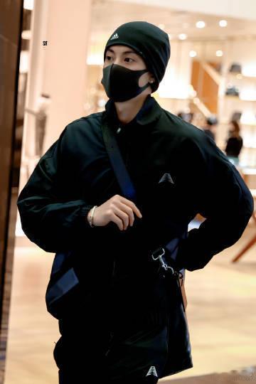 王鹤棣好长一条人王鹤棣气场出鞘，凌厉气场扑面而来，一身黑尽显型男本色，奔赴赛场，