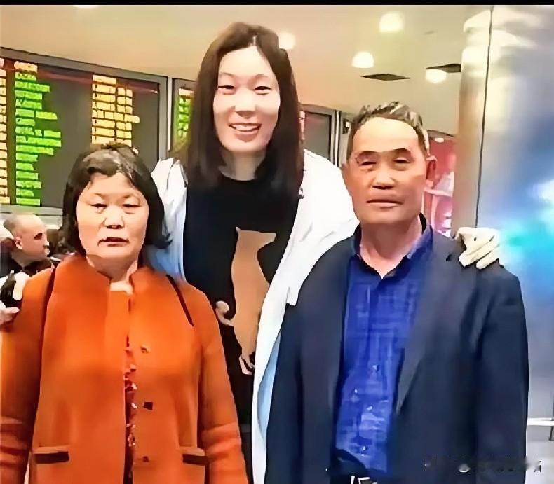 朱婷母亲杨雪兰，真是一位令人敬佩的女性。她是河南周口的普通农民，身高 1.79 
