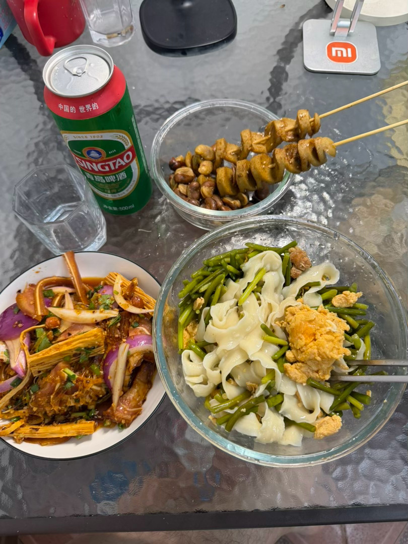 下班了，蒜苔鸡蛋面条