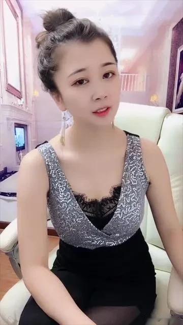 昨晚，我在给一位60岁的常客做按摩。他一直很老实，所以我愿意为他提供服务。

当