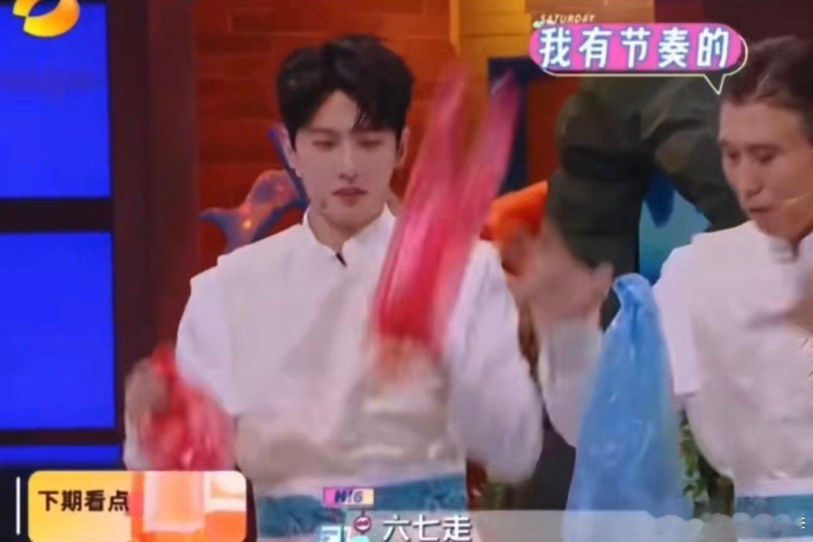 杨洋和塑料袋打起来了 一向帅气的杨洋，被塑料袋整得 “手忙脚乱”，下周必看！你好