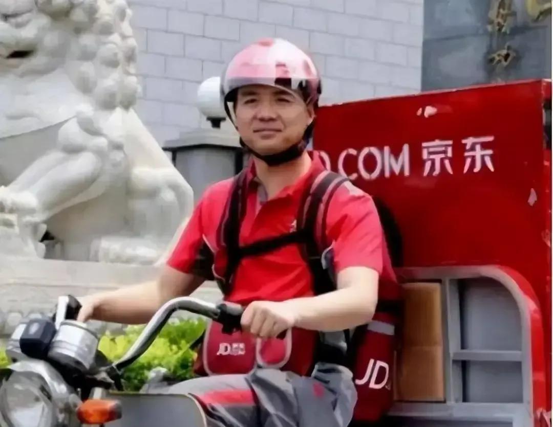 京东001号快递员已退休，勤恳工作16年，刘强东承诺的房给了吗？
001号退了！