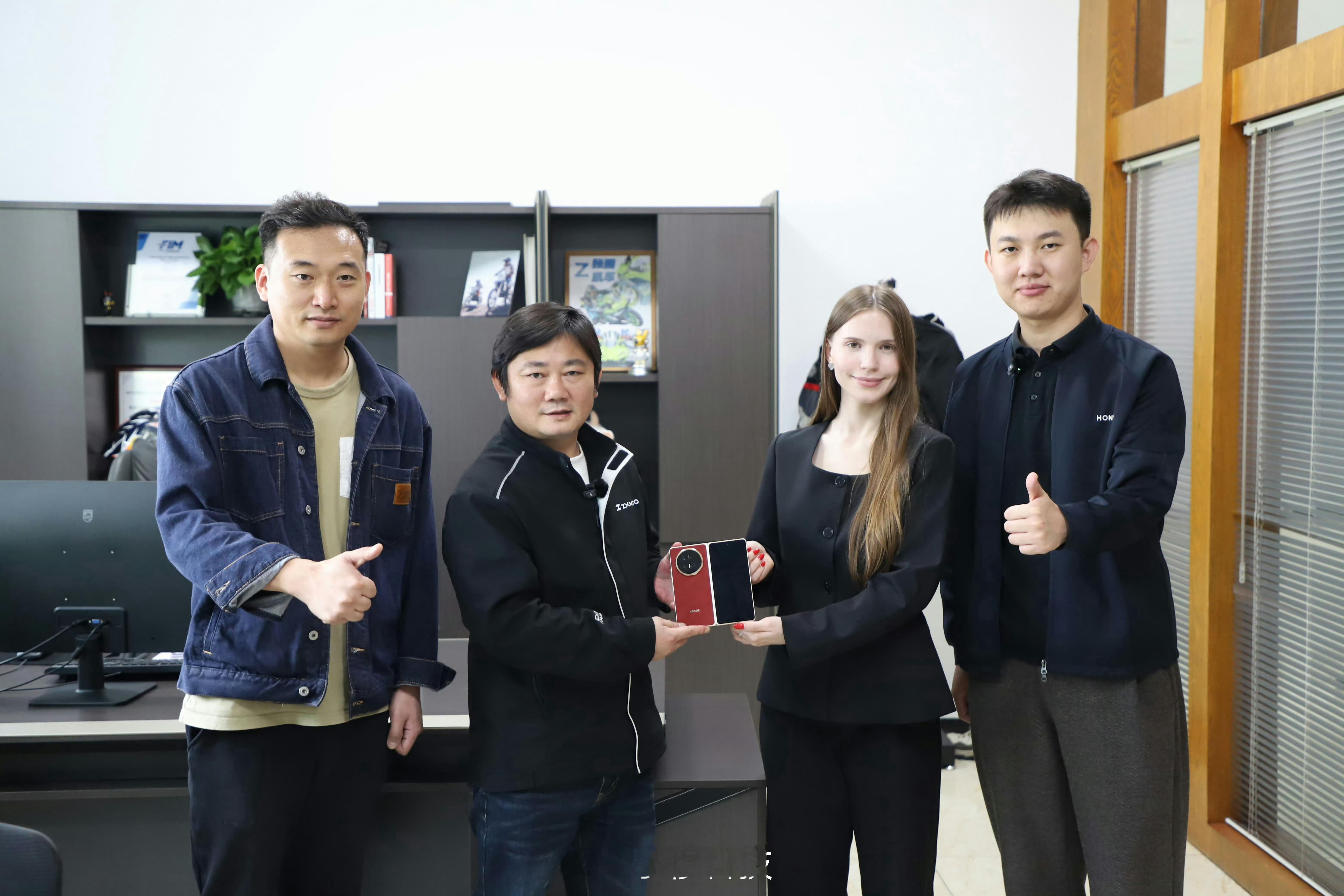 张雪换了荣耀手机张雪和荣耀合作了，荣耀自然送了新机给张雪，不得不说，目前的折叠机